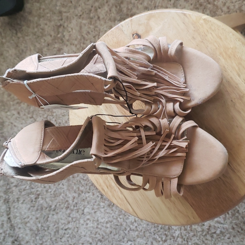 Heels - Picture 2 of 2